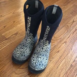 Big girls size 6 waterproof Bogs boots